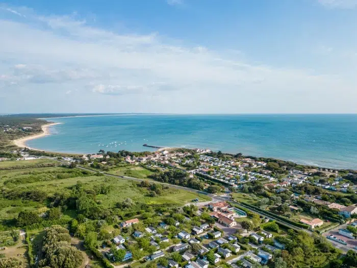 Vue aérienne d’un camping sur l’île d’Oléron proche de l’océan
