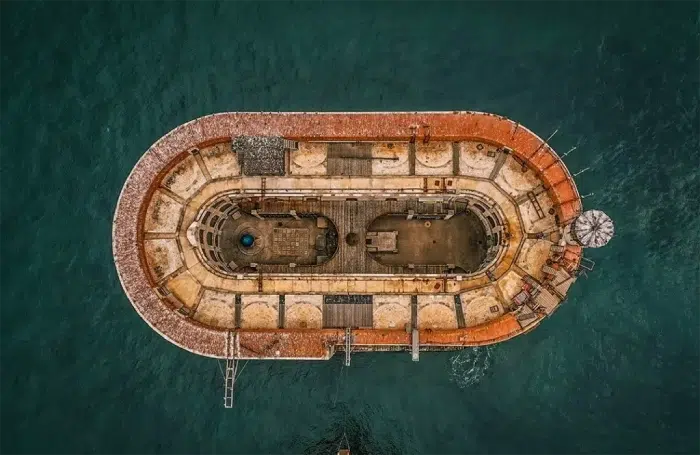 Vue aérienne du Fort Boyard depuis un camping sur l’île d’Oléron