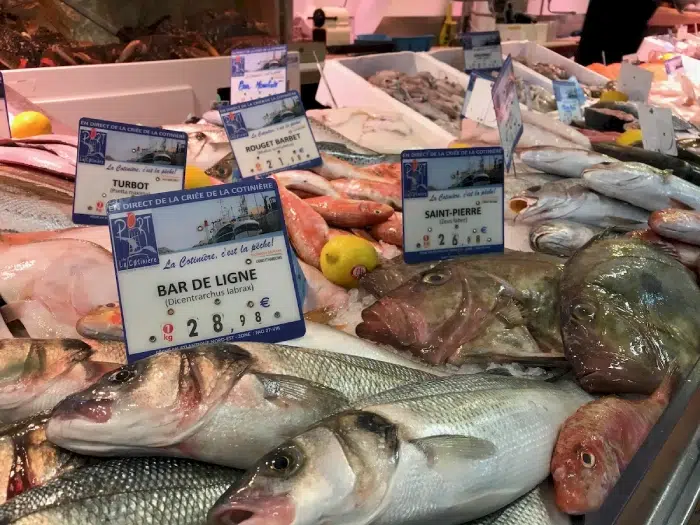 Étals de poissons frais au marché de l’île d’Oléron lors d’un séjour en camping