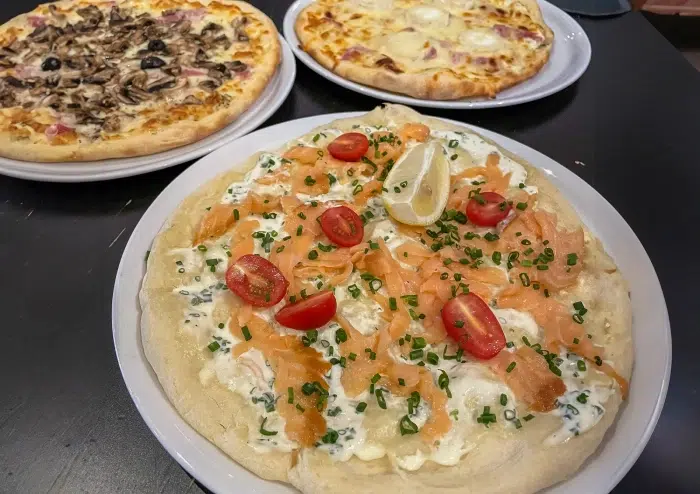Pizzas servies au restaurant d’un camping sur l’île d’Oléron