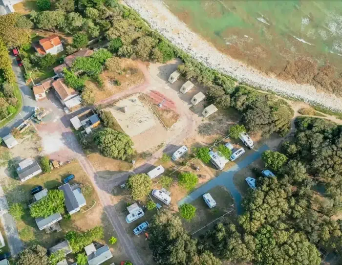 Vue aérienne d’un village et des dunes près d’un camping sur l’île d’Oléron