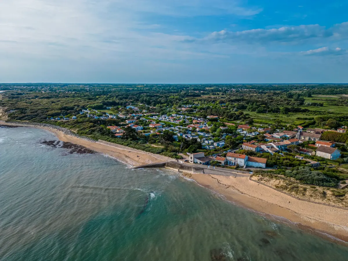 Vue aérienne d’un camping sur l’île d’Oléron situé en bord de mer